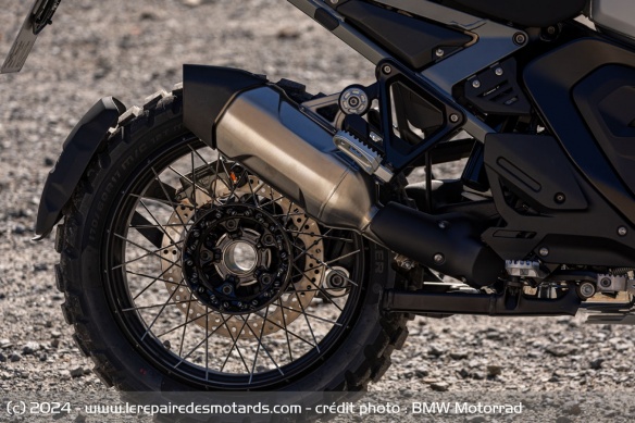 La roue arrière de la BMW R 1300 GS Adventure