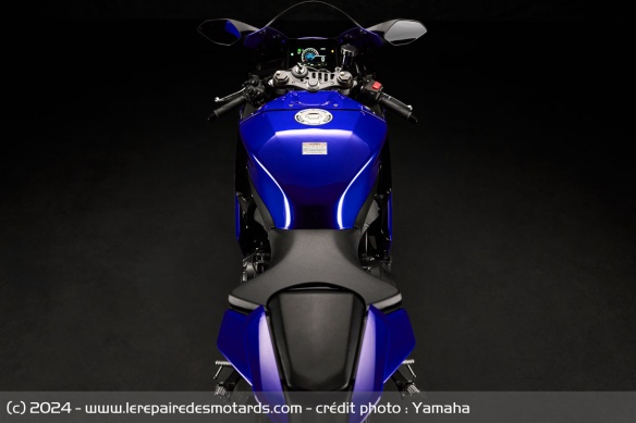 Sportive Yamaha R9