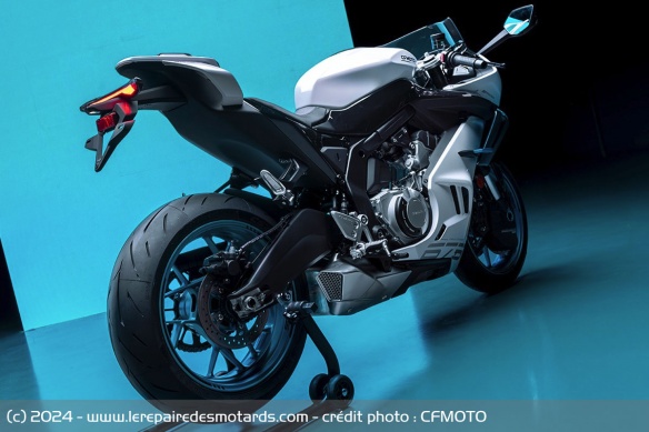 La CFMOTO 675SR-R se précise