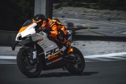 Sportive KTM RC 8C 2024 - Crédit photo : Tschann E.