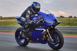 Sportive Yamaha R9