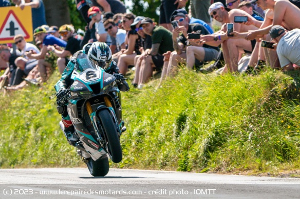 Michael Dunlop dans ses oeuvres lors du Superbike TT 2023