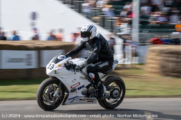 La V4SV One on One a fait plusieurs démonstration lors du Goodwood Festival of Speed