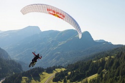 Vidéo : du parapente à moto - Crédit photo : Oliver Godbold / Red Bull Content Pool