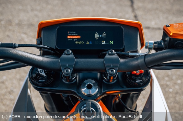 Le compteur TFT de la KTM 390 SMC R