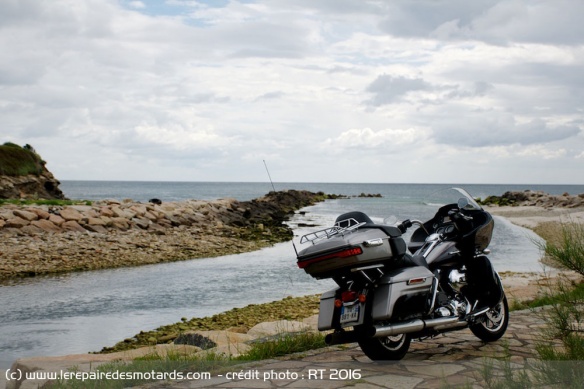 La Harley fait une petite pause au bord de l'océan