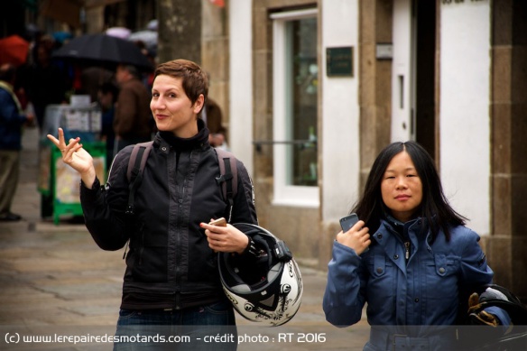 Deux pèlerines dans les rues de Compostelle