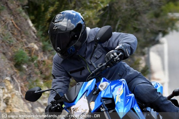 On apprécie l'aérodynamisme du casque sur la route