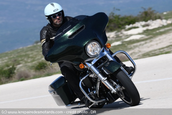 Essai de casque jet Shoei J-O sur la Harley-Davidson Street-Glide