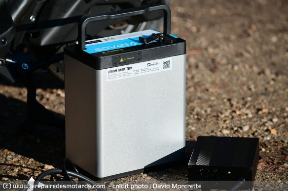 Batterie extractible et son chargeur (60V 45A sur SuperSocoCPx)