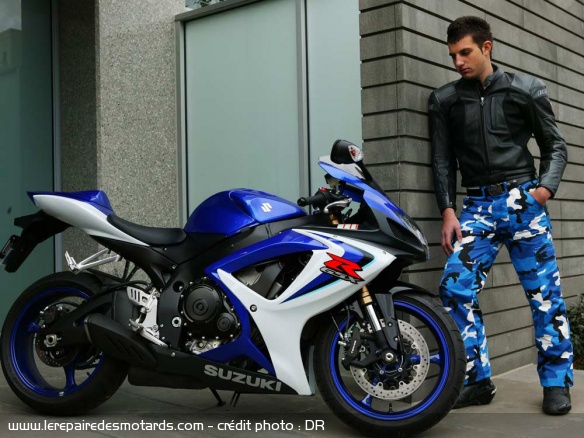 Le top 10 des clichés sur les motards : pantalon camouflage ridicule