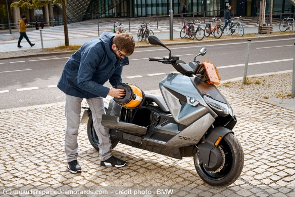 Coffre et rangement du BMW CE 04