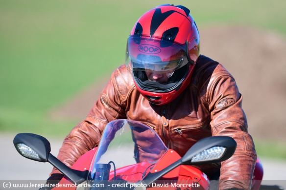 La couleur du casque assortie à la moto