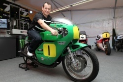 John McGuiness au guidon d'une Paton Bic 500cc