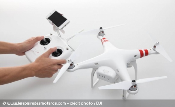 Le DJI Phantom est piloté par une radiocommande supportant le smartphone