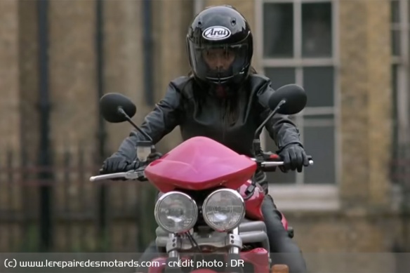 Lorna sur la Speed Triple 955i