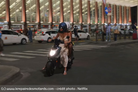 Lina et Addie tentent une virée à scooter dans les rues de Rome