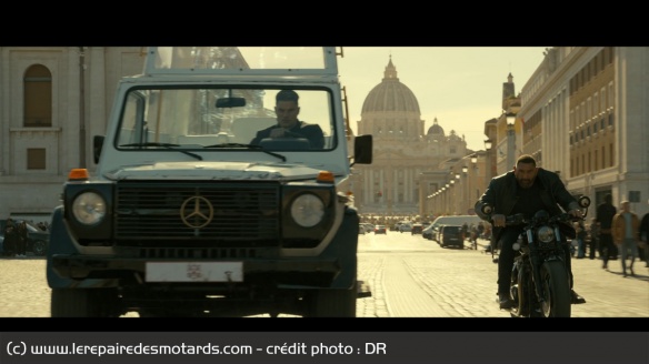 JJ dans les rues de Rome au guidon de sa Bonneville Bobber