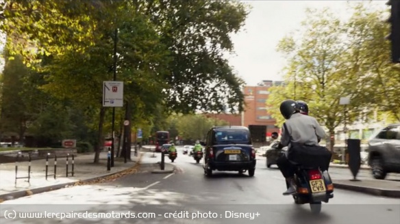 Après avoir manqué de se faire écraser, Steven rentre finalement en Vespa