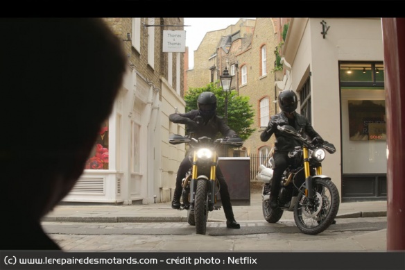 Mike en bien fâcheuse posture face à deux hommes de main en Triumph Scrambler