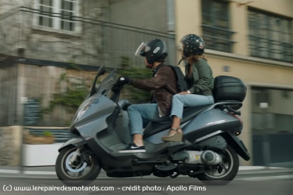 Victor et Célia sur l'Aprilia Atlantic 125