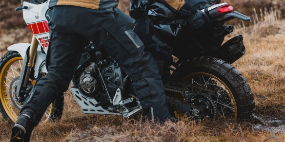 Comment bien choisir son pantalon de pluie moto : Guide (c) Photo : Rev'it