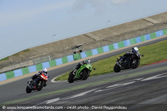 Génération Aprilia RSV : comparatif de sportives high tech en 2011