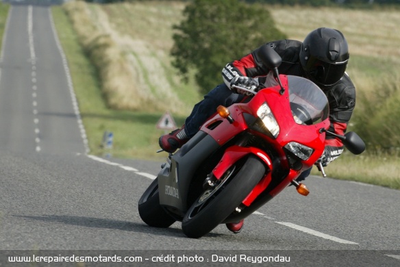 Génération : Honda CBR 1000 RR Fireblade, le millésime 2005 en action sur route