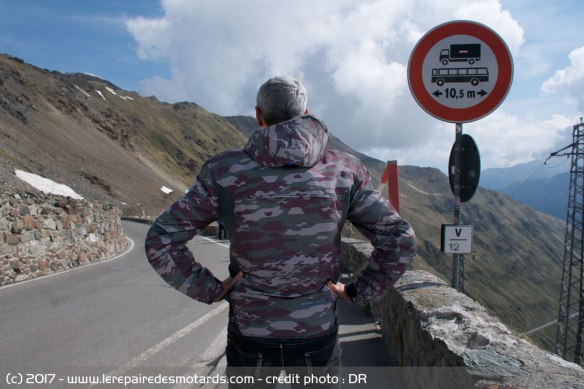 La capuche se solidarise avec le dos pour éviter la gène pendant le roulage