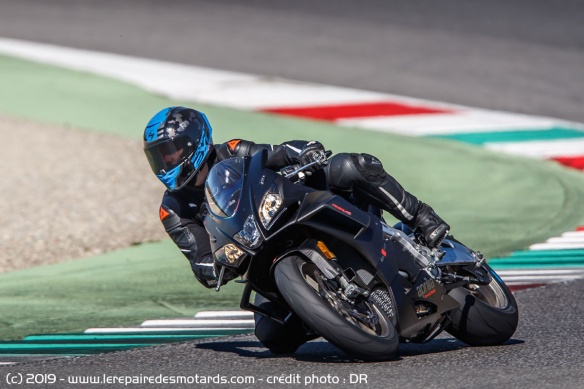 L'Aprilia RSV4 1100 Factory en courbe