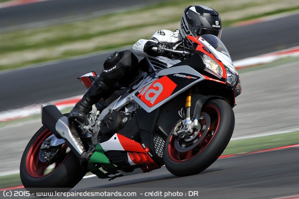 Aprilia RSV4 RR sur autoroute