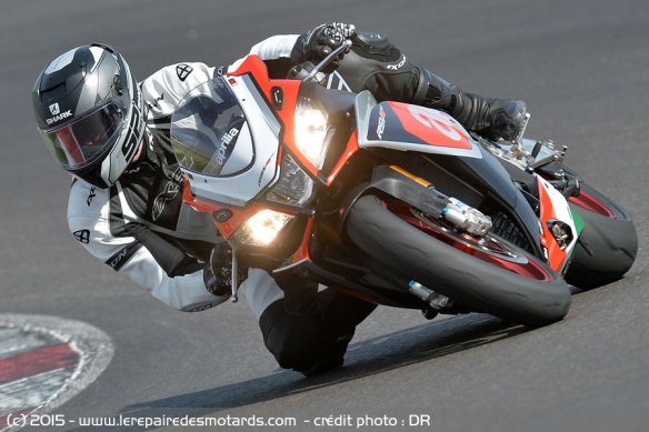 Aprilia RSV4 RR & RF Factory sur piste