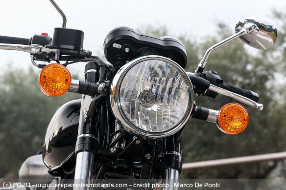 Le phare rond de la Benelli Imperiale 400