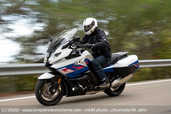 A 130 km/h, le six cylindre ronronne à 3.000 tours/minutes