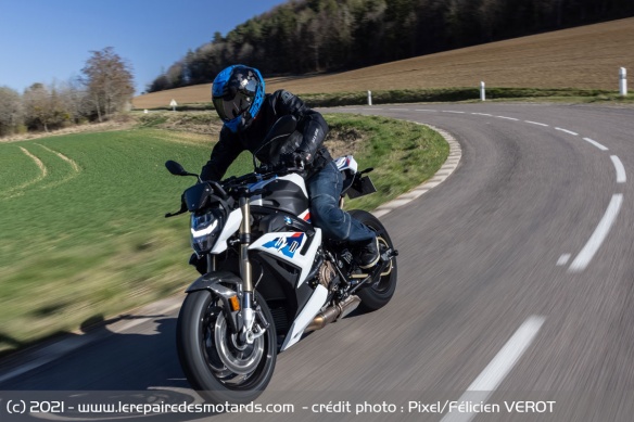 La S 1000 R brille par sa précision et sa stabilité en courbe