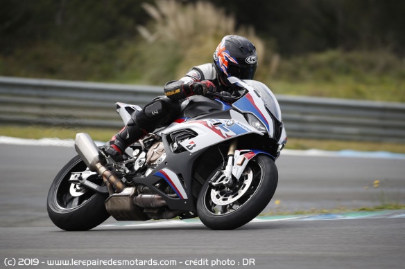 La S1000RR fait preuve d'une grande maniabilité