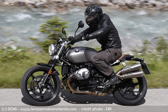 BMW Scrambler sur autoroute