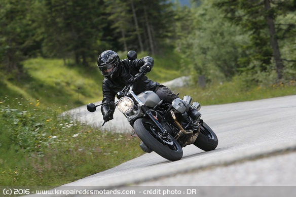 BMW R NineT Scrambler sur départementale