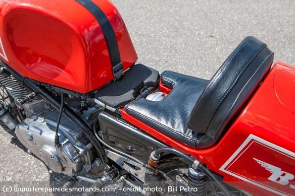 La moto est loin d'être un modèle confort avec une position de conduite étriquée