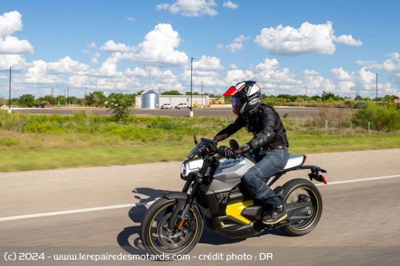 Le roadster atteint rapidement les 127 km/h, mais son autonomie chute alors drastiquement