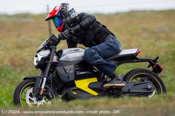 Il faut compter environ 50 minutes sur une prise de type 3 pour recharger la moto de 20 à 80%