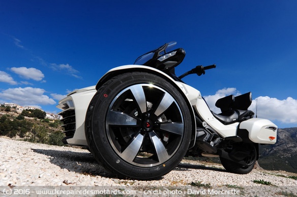 Vue de dessous du Can-Am Spyder F3-T