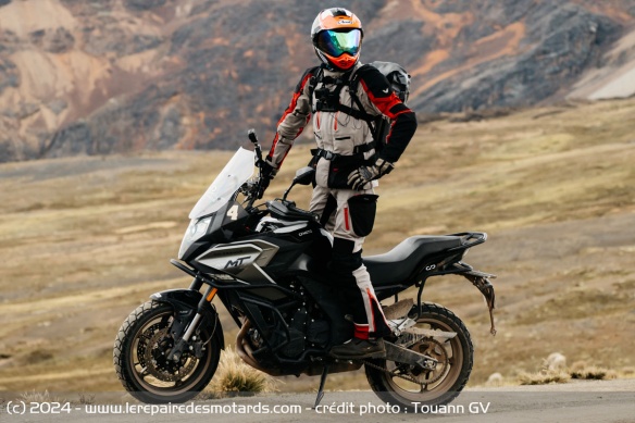 Le trail routier CFMOTO 700 MT