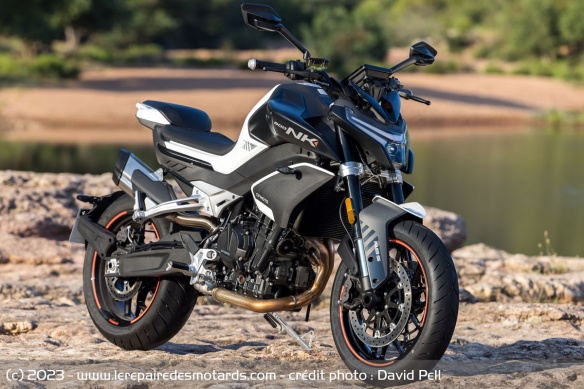 Essai du roadster CFMoto 800 NK Advanced