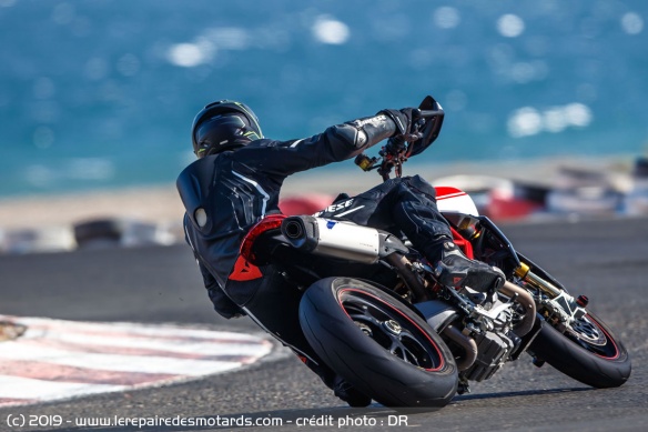 La Ducati Hypermotard 950 SP en courbe