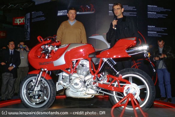 Pierre Terblanche et le PDG de Ducati Federico Minoli lors du lancement de la MH900e de série au Bolognas Motor Show 1999