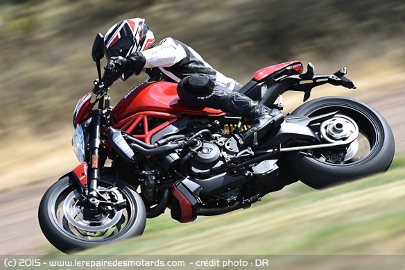 Ducati Monster 1200 R sur route