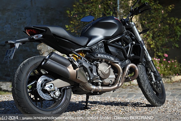 Ducati Monster 821 Dark de coté