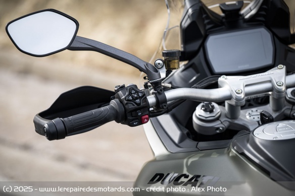 Les commandes de la Multistrada V2 sont légèrement reculées