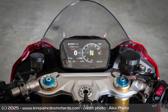 Le compteur TFT connecté de 5 pouces est partagé avec la Multistrada V2